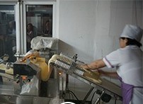반죽 성형 기계 작업