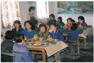 식탁에서 영양빵을 먹는 어린이들