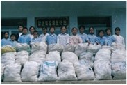 전달된 영양빵 물품 앞에 모인 어린이들