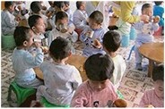 영양급식을 받는 어린이들