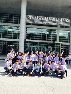 경의선 도로 남북출입사무소 앞 단체사진