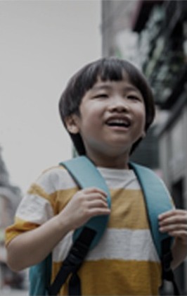 가방을 메고 웃는 어린이