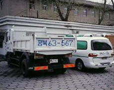 지원 물품을 운송하는 트럭과 승합차