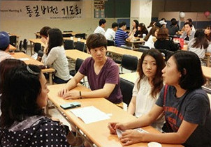 조별로 모여 나눔을 하는 청년들