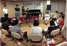 원형으로 둘러앉은 기도 모임