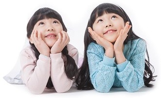 두 손으로 턱을 받치고 위를 올려다보는 두 소녀