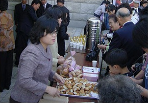 행사장에서 빵을 나누는 참가자들