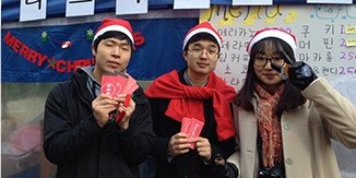 산타 모자를 쓰고 봉사 활동 중인 자원봉사자들