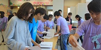 행사장에서 접수 업무를 돕는 자원봉사자들