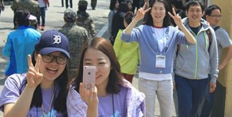 야외 행사에 참여한 자원봉사자들