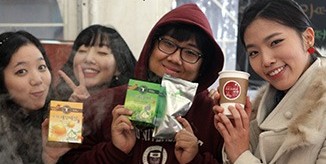 후원 물품을 들고 웃는 참가자들